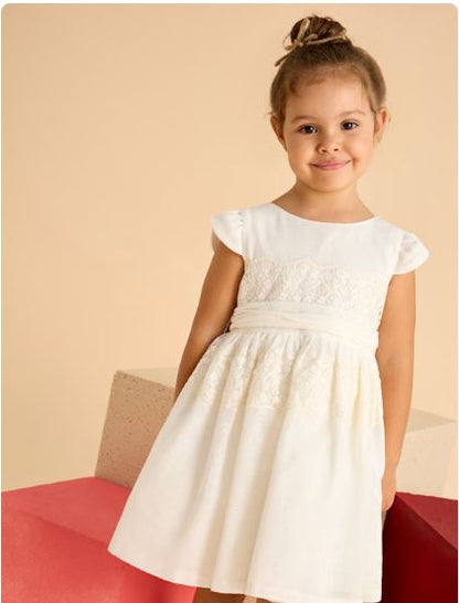 Vestido detalle encaje con fajín niña
