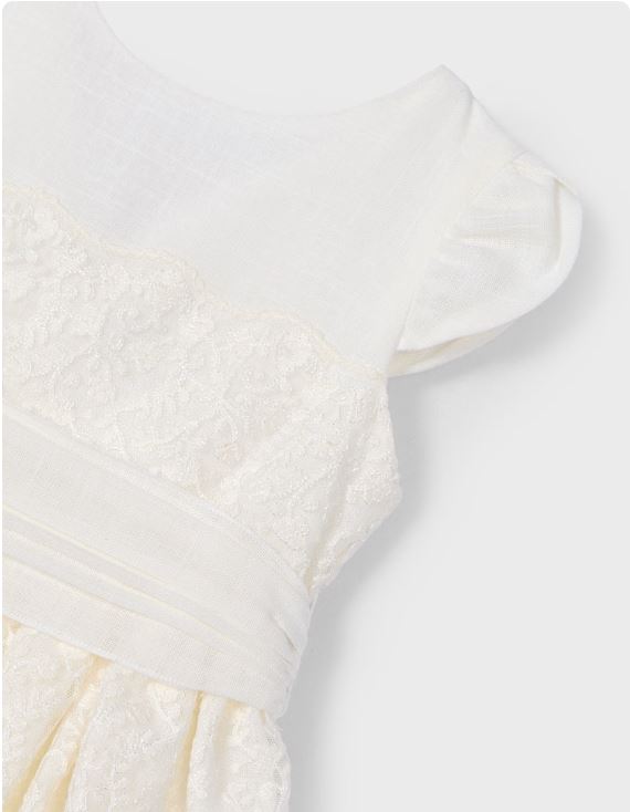 Vestido detalle encaje con fajín niña