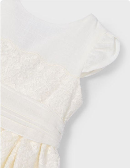 Vestido detalle encaje con fajín niña