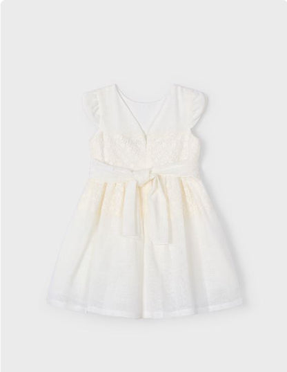 Vestido detalle encaje con fajín niña