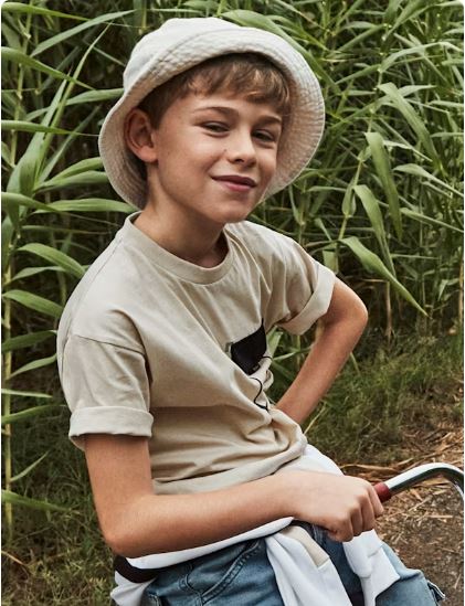 Camiseta bolsillo contraste chicos